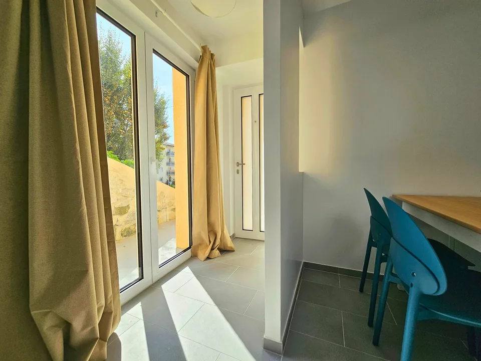 Modern Top-Floor Studio Near Metro - 15 Min to City Centre – Foto 6 von 11