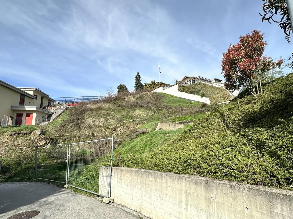 TERRENO CON LICENZA PER UNA VILLA DI PREGIO A COMANO