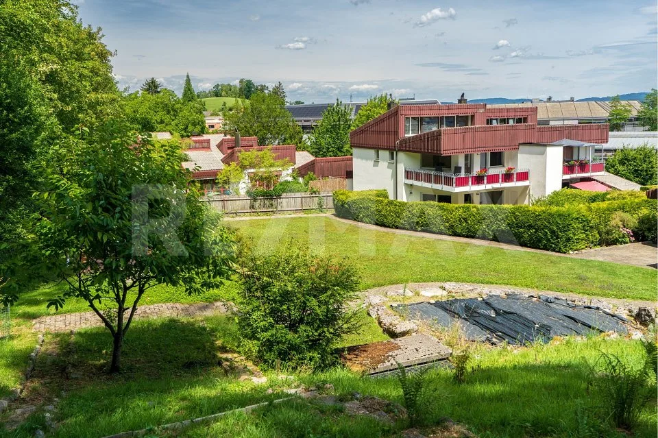 Modernes einseitig angebautes Einfamilienhaus