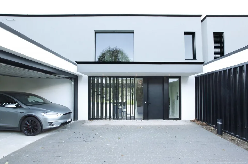 Contemporary exception villa in Chêne-Bougeries_The elegance of a high-end villa, with the energy of tomorrow. – photo 10 of 11