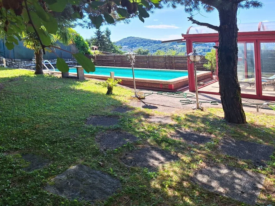 VILLA DI CHARME, CON PISCINA E VISTA APERTA