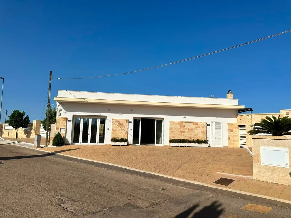 Locale Commerciale in Vendita a Giuggianello – Ideale per Bar, Caffè o Ristorante