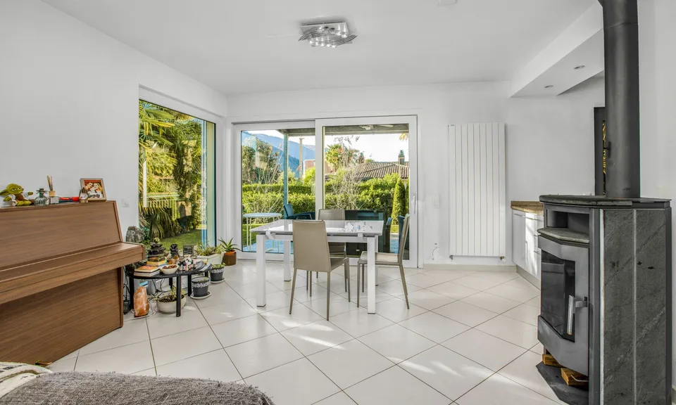 VILLA EXCLUSIVE 6.5 À PROXIMITÉ DU LAC AVEC JARDIN À CASLANO