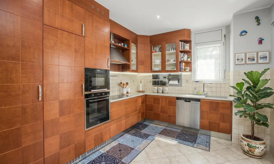 Exklusives Dreifamilienhaus mit 8,5 Zimmern und Grotte in Melano