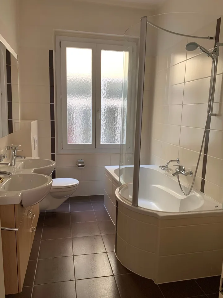 Sehr schönes Apartment mit viel Charme, geräumig und hell mit einer schönen Aussicht auf den See