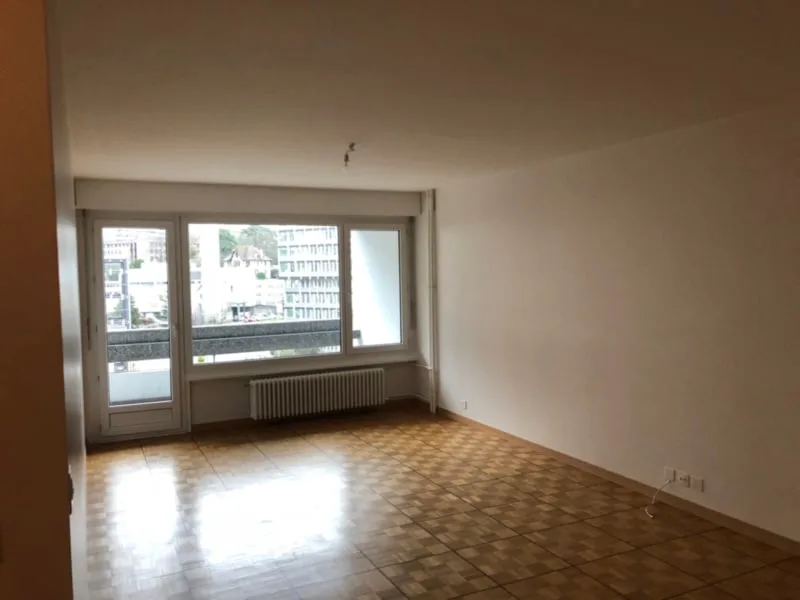 Bello appartamento traversante con balcone, situato al 4° piano.