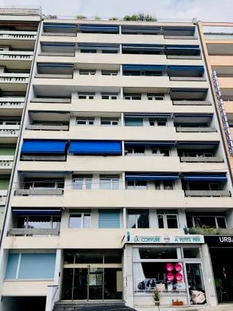 Bel appartement traversant avec balcon, situé au 4ème étage.