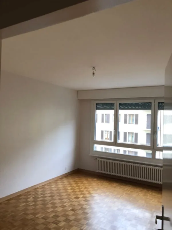 Bello appartamento traversante con balcone, situato al 4° piano.