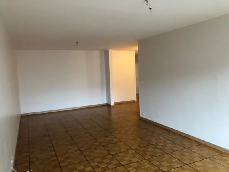 Bello appartamento traversante con balcone, situato al 4° piano.