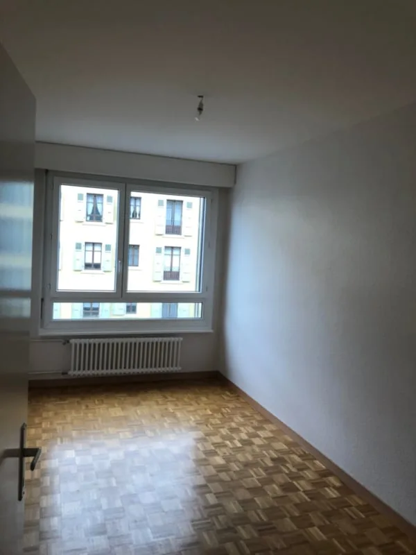 Bello appartamento traversante con balcone, situato al 4° piano.