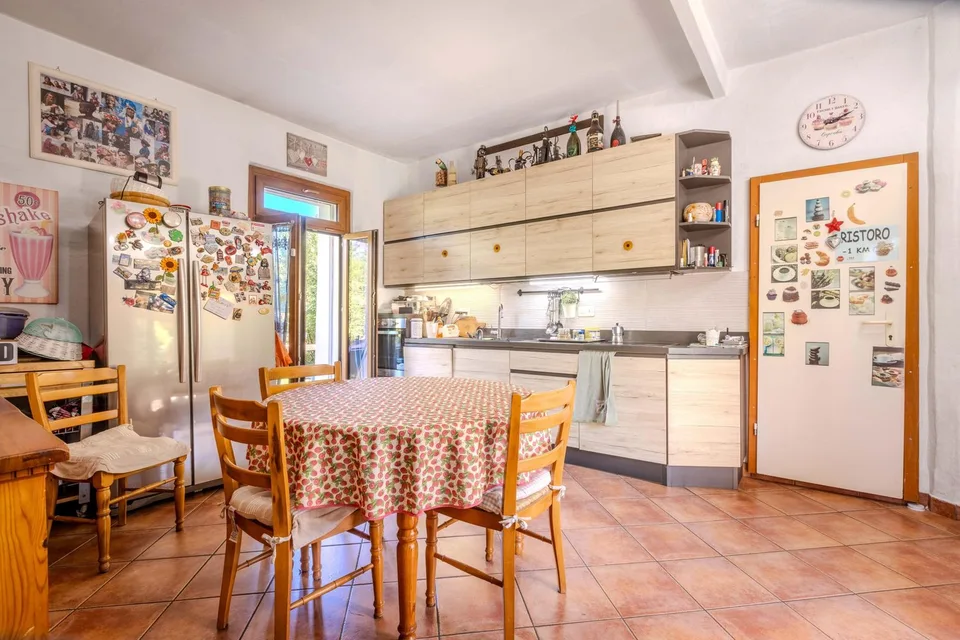GROßES UND HELLES HAUS MIT 13 ZIMMERN IN NOVAZZANO