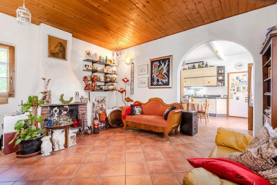 GRANDE E LUMINOSA CASA DI 13 LOCALI A NOVAZZANO