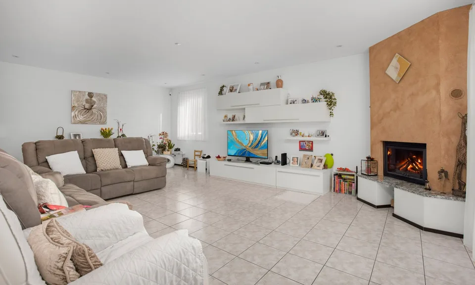 AMPIA VILLA UNIFAMILIARE 5.5 LOCALI CON PISCINA A MEZZOVICO