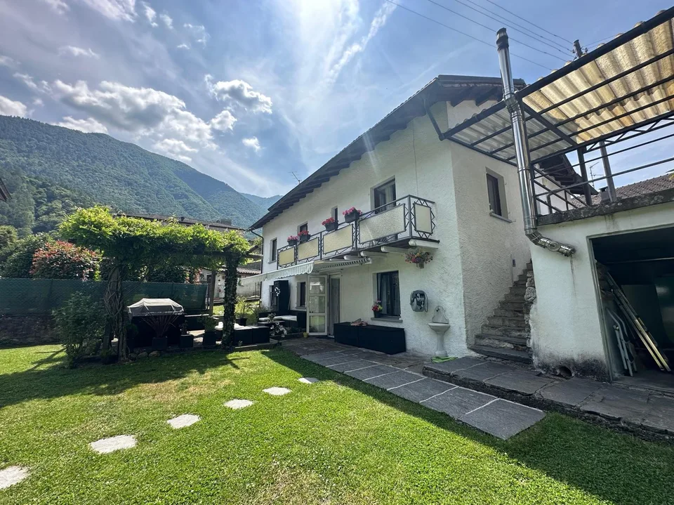 BELLA CASA 4.5 DI CHARME CON GIARDINO E PISCINA A ROVEREDO