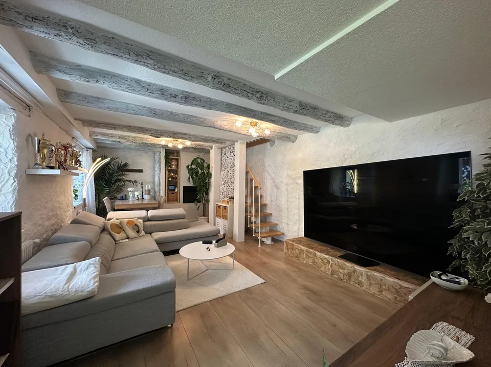 BELLA CASA 4.5 DI CHARME CON GIARDINO E PISCINA A ROVEREDO