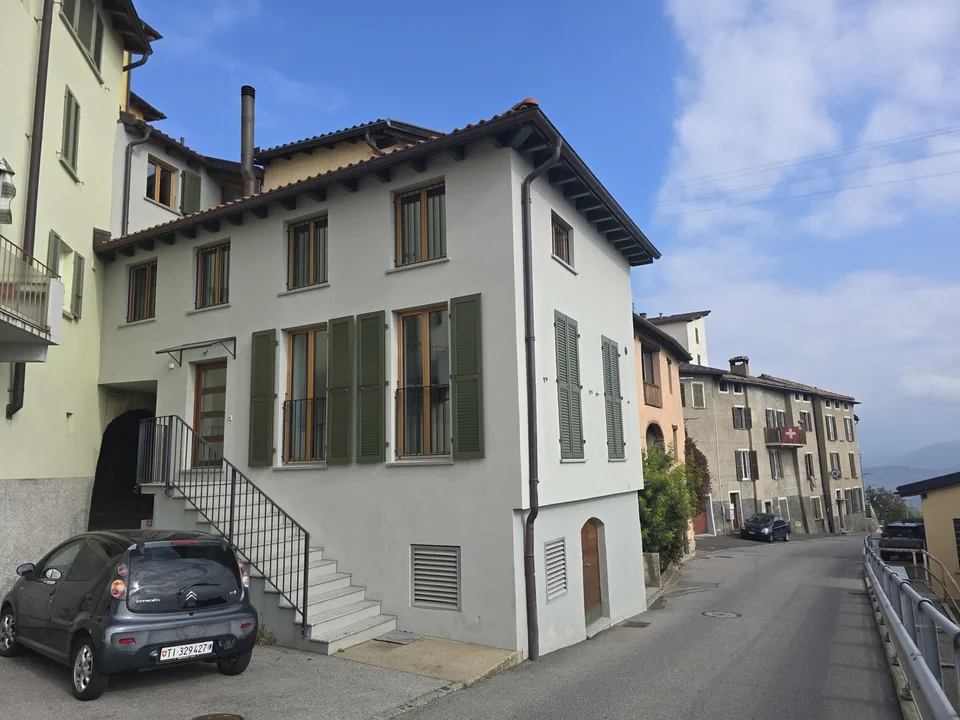 BELLA CASA RISTRUTTURATA 4.5 LOCALI VISTA LAGO A CADEMARIO