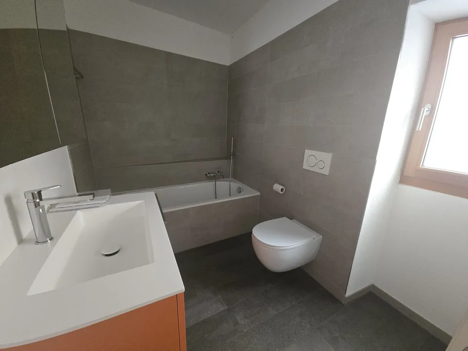 BELLA CASA RISTRUTTURATA 4.5 LOCALI VISTA LAGO A CADEMARIO