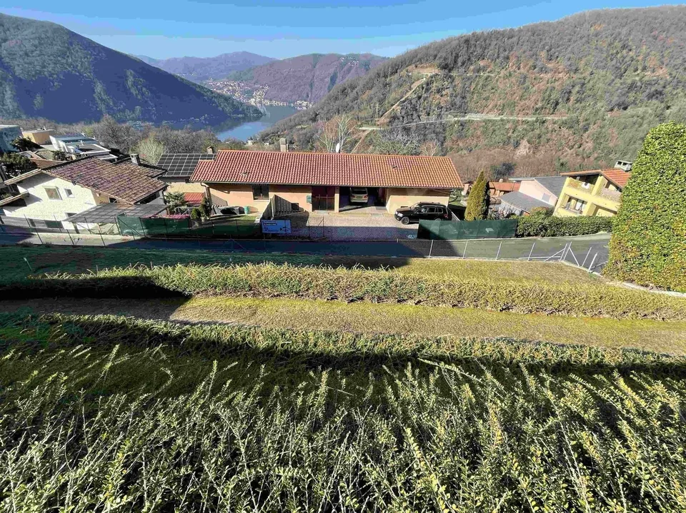 INTERESSANTE TERRENO CON SPLENDIDA VISTA LAGO