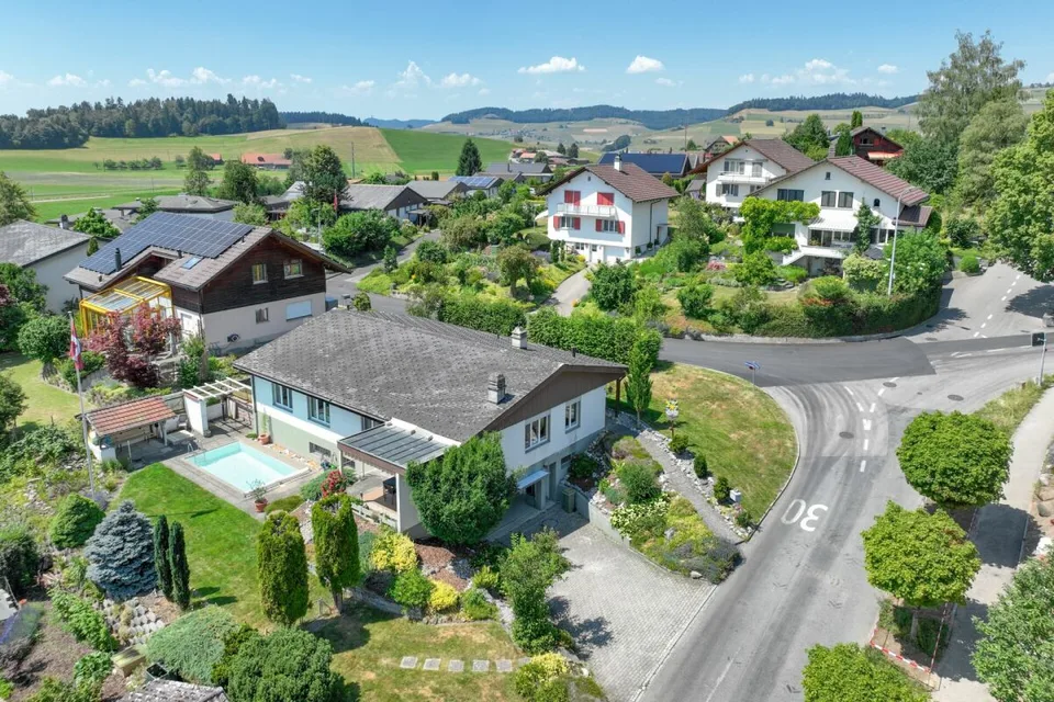 Lage, Grösse, Potenzial: attraktives Familienzuhause mit Pool und Bergsicht