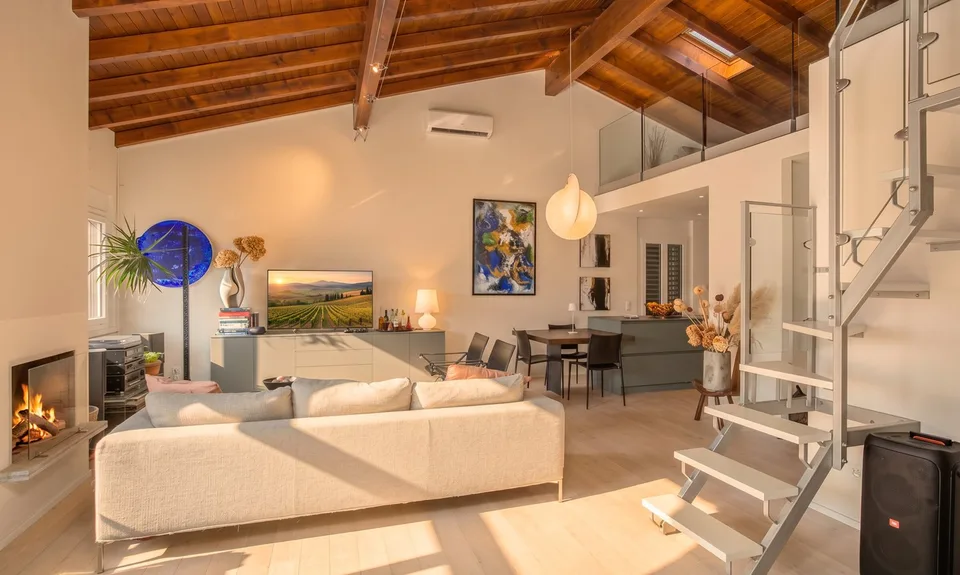 VILLA 5.5 LOCALI RINNOVATA CON VISTA LAGO APERTA A CAPOLAGO