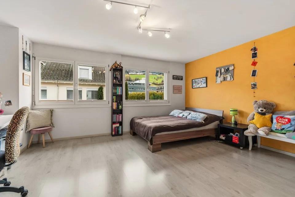 Casa angolare di 5,5 locali con giardino e 2 posti auto sotterranei inclusi – foto 10 di 13