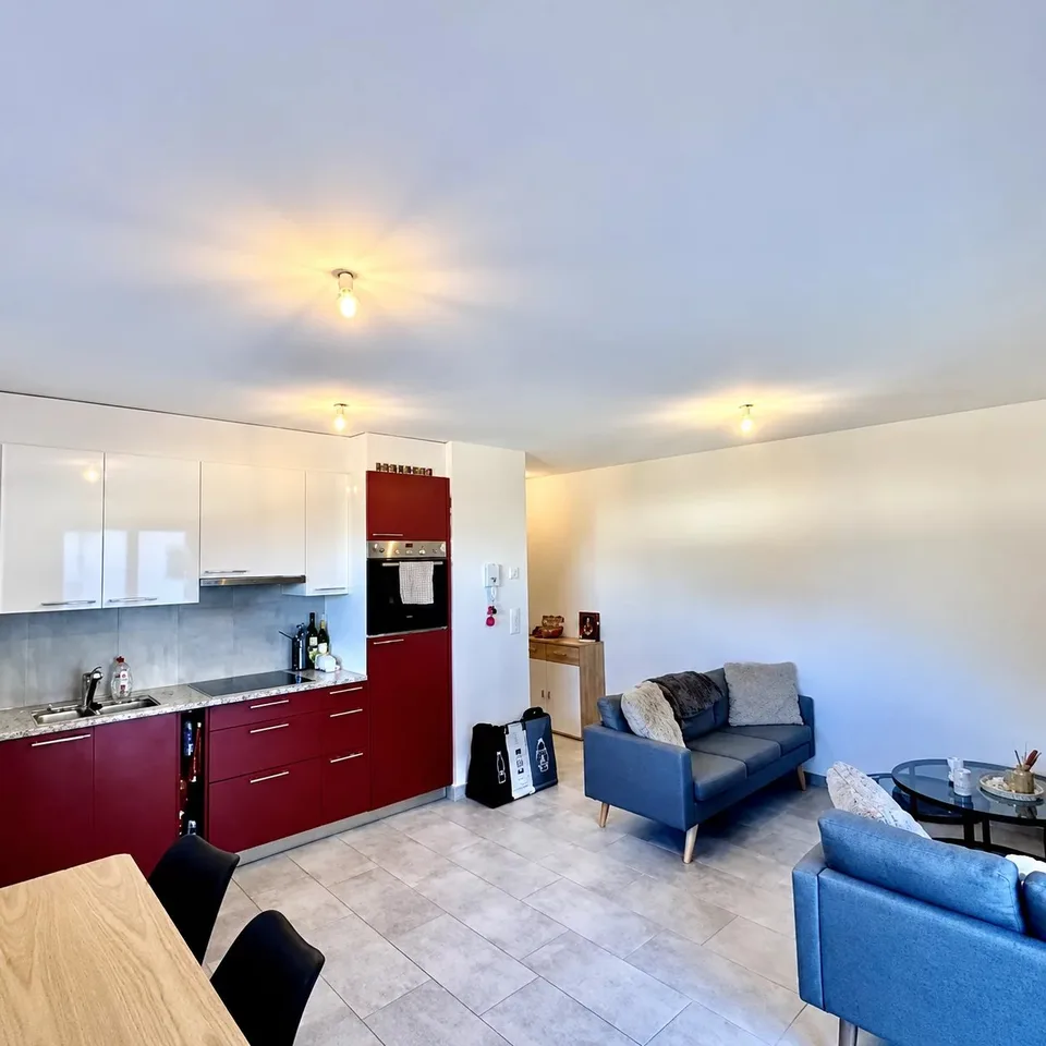 Fully ? Appartement 2.5 pièces avec grand balcon et vue dégagée