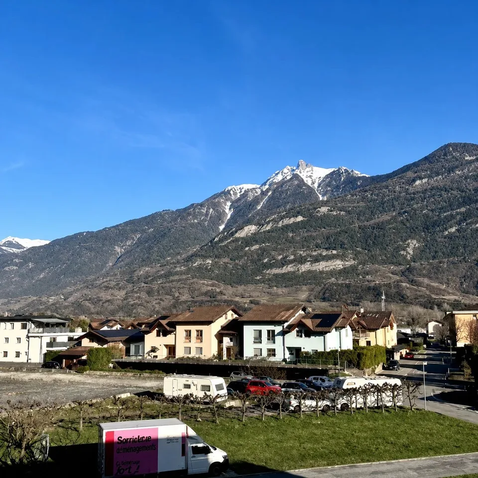 Fully ? Appartement 2.5 pièces avec grand balcon et vue dégagée