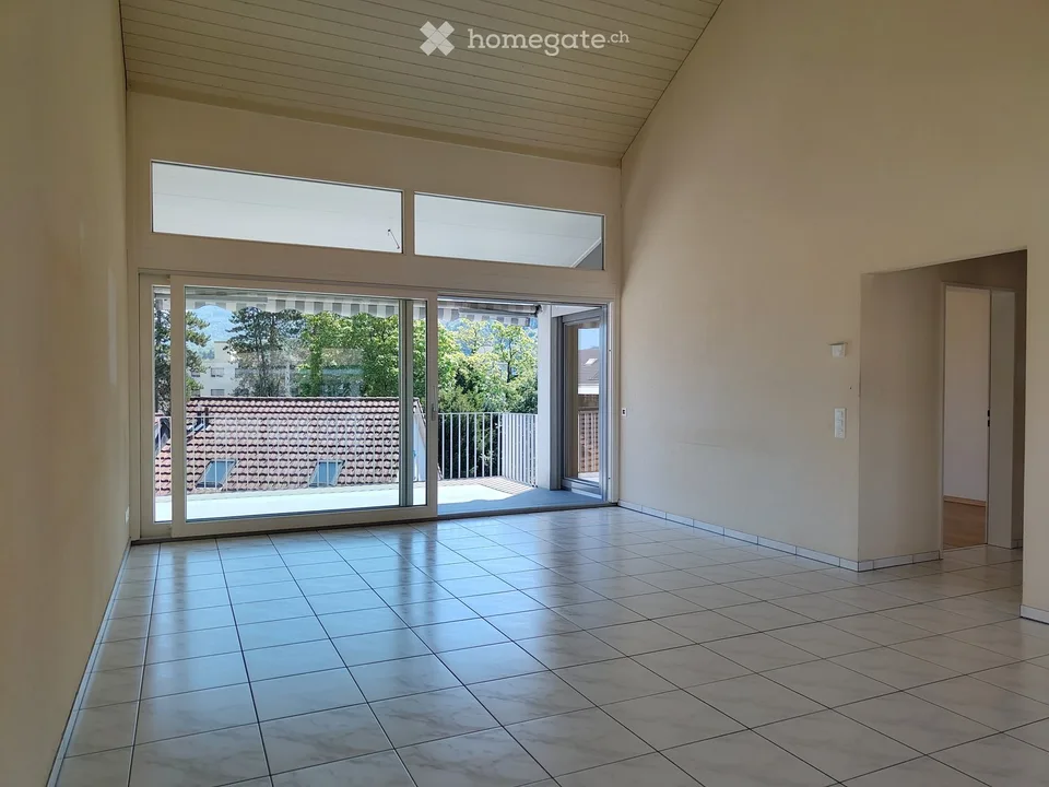 Vivere nel centro del villaggio di Aesch – appartamento in mansarda di 3½ locali con balcone