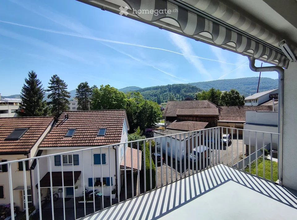 Vivere nel centro del villaggio di Aesch – appartamento in mansarda di 3½ locali con balcone