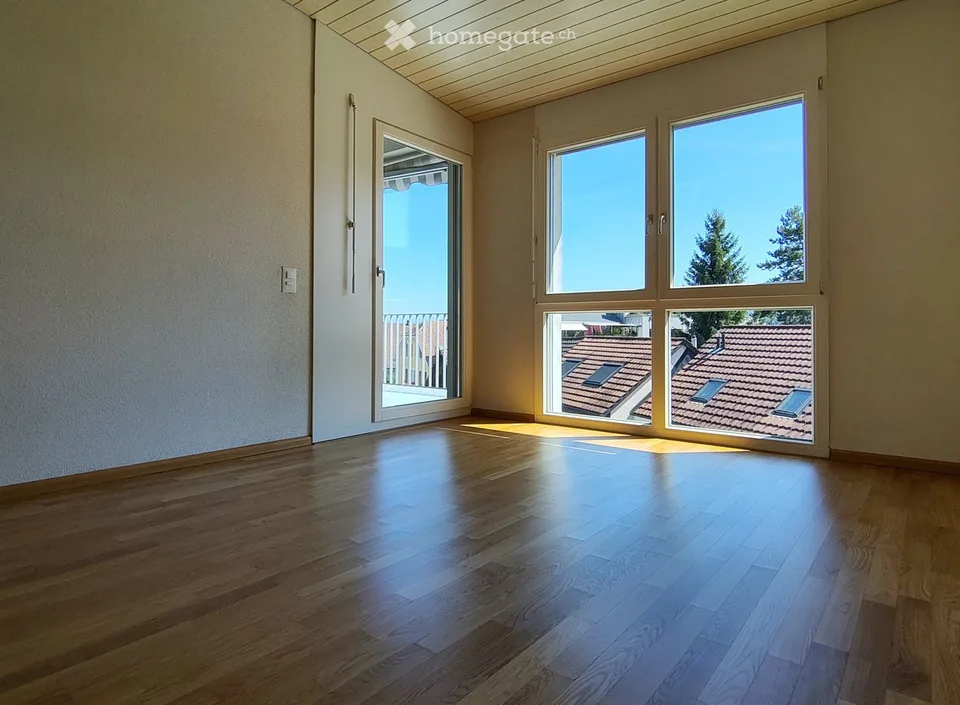 Vivere nel centro del villaggio di Aesch – appartamento in mansarda di 3½ locali con balcone