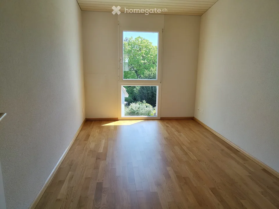 Vivere nel centro del villaggio di Aesch – appartamento in mansarda di 3½ locali con balcone