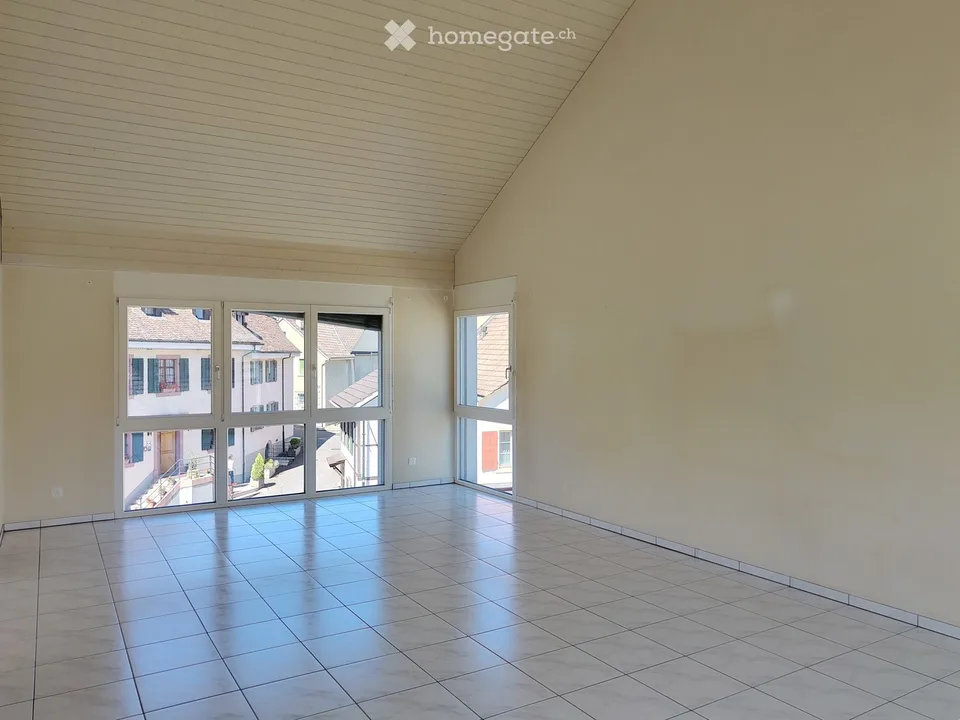 Wohnen im Dorfzentrum von Aesch – 3½-Zimmer-Dachgeschosswohnung mit Balkon