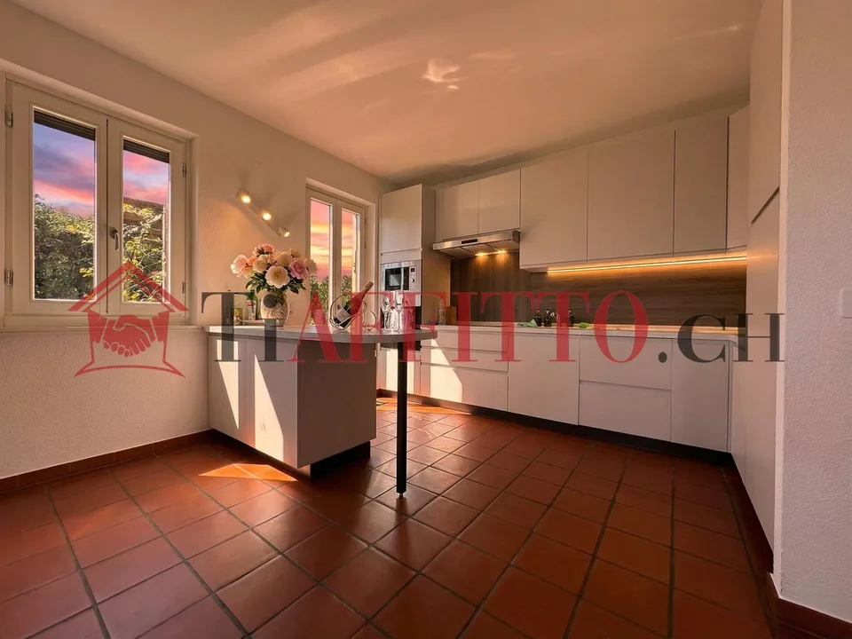 PREGIATO 4.5 A PORZA CON GIARDINO E PISCINA COPERTA