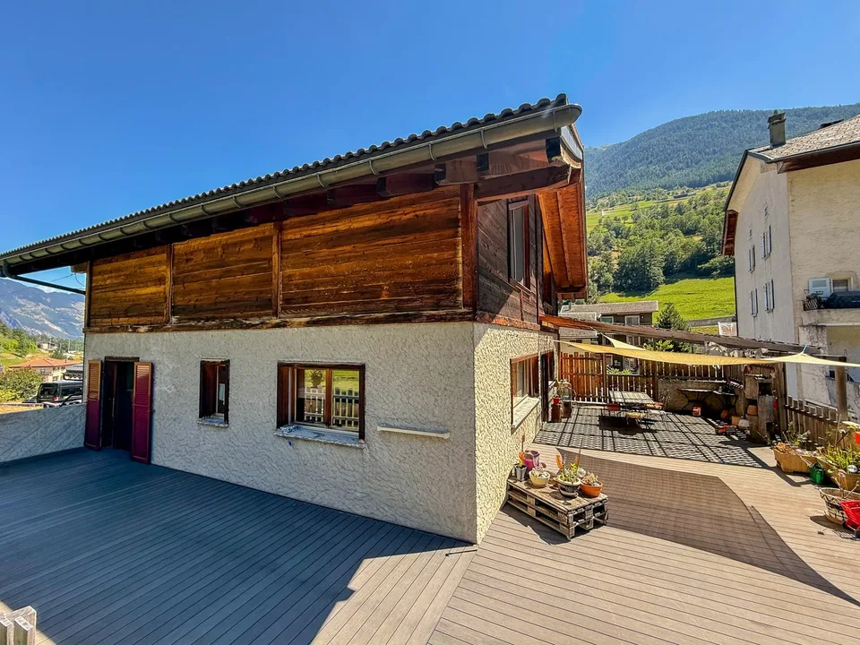 Große Familienvilla mit prächtiger Terrasse und großem Garten