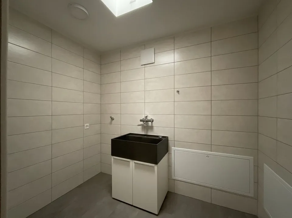 CASLANO - VENDESI AMPISSIMO 6.5 LOCALI CON PISCINA