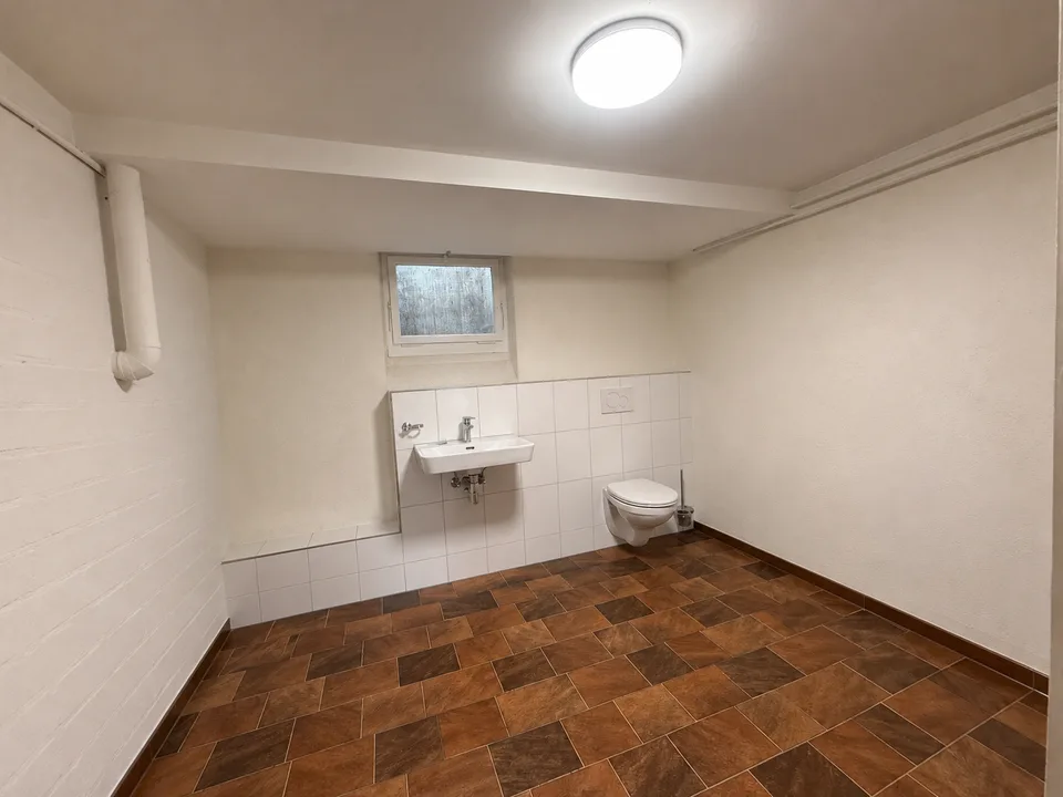 Atelier/ salle de loisirs lumineux avec garage individuel, lavabo et WC