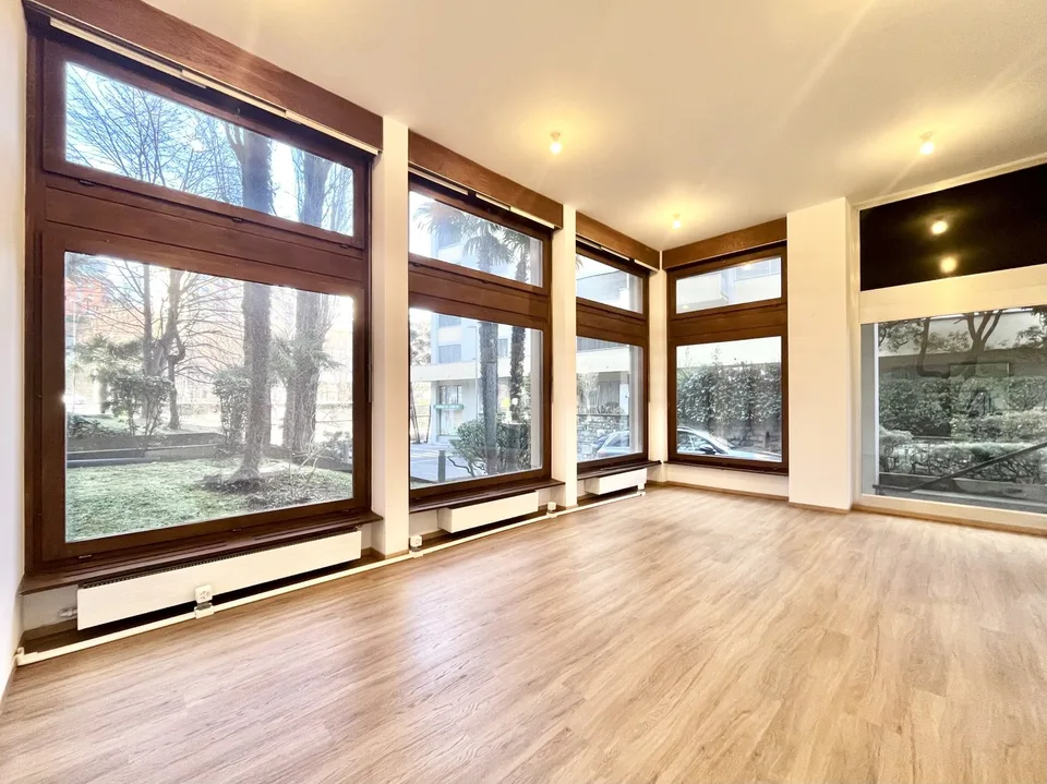Büro von 65 m² mit großen Fenstern in Lugano Loreto zu vermieten