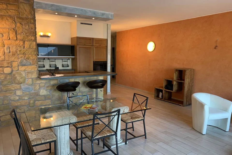 GRANDE 3.5 LOCALI CON BALCONE E VISTA LAGO APERTA A CAMPIONE