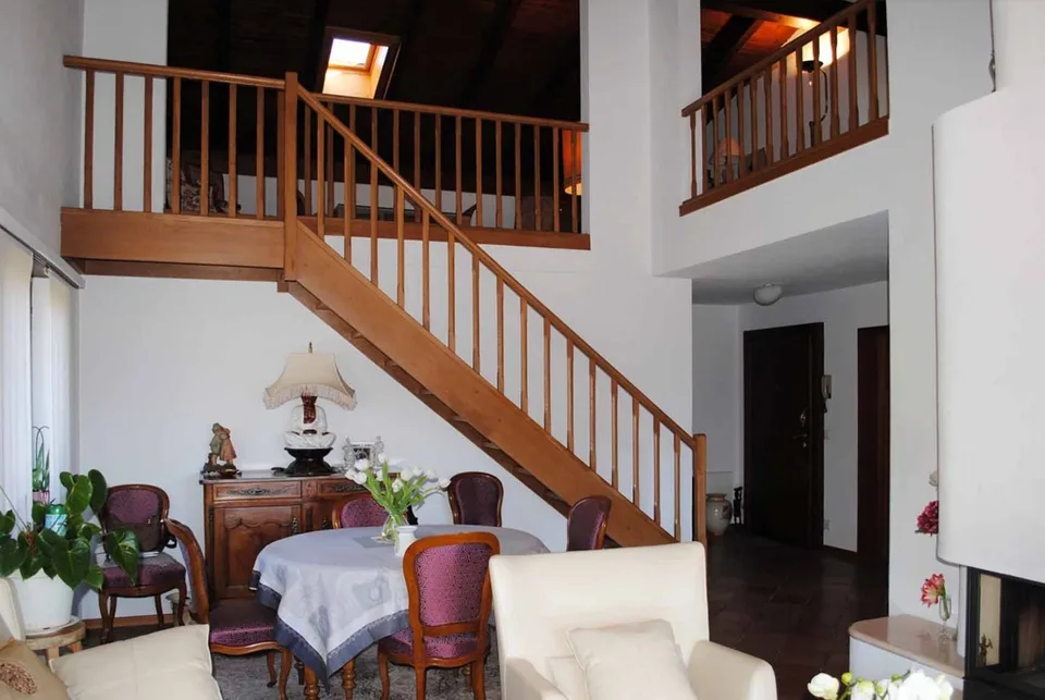 ATTICO DUPLEX MANSARDATO 5.5 LOCALI CON PISCINA A COMANO