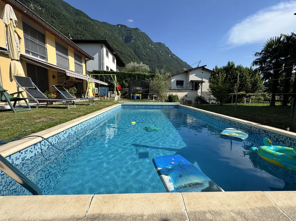 PROPRIETA' CON 2 CASE GEMELLE PISCINA E TERRENO A MELANO
