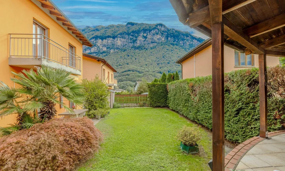BELLISSIMA CASA 6.5 CON GROTTO E GIARDINO A RIVA SAN VITALE
