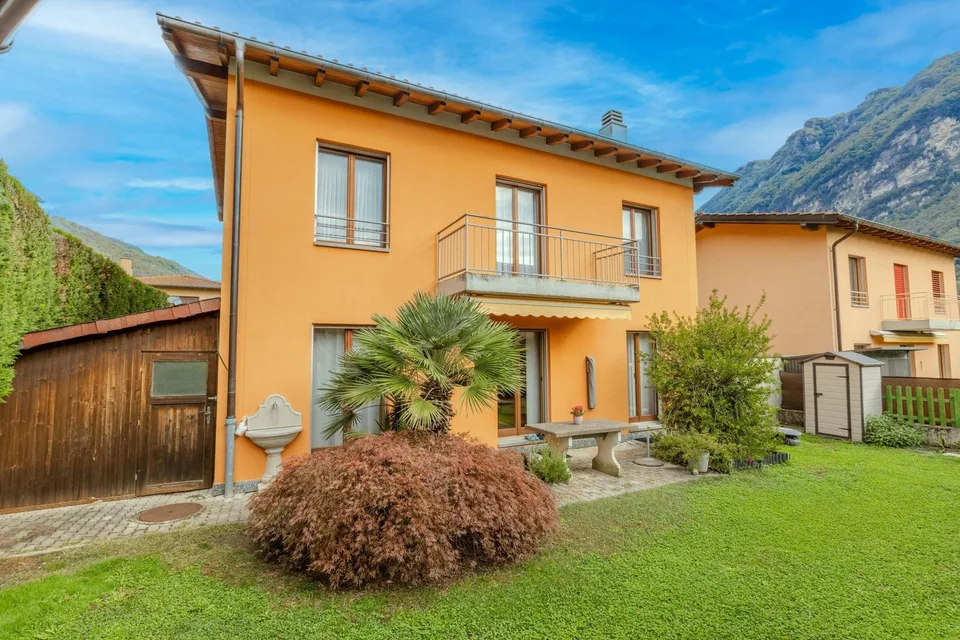 BELLISSIMA CASA 6.5 CON GROTTO E GIARDINO A RIVA SAN VITALE