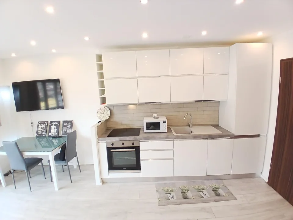 INVESTIMENTO - MONOLOCALE RINNOVATO CON BALCONE AD AGNO