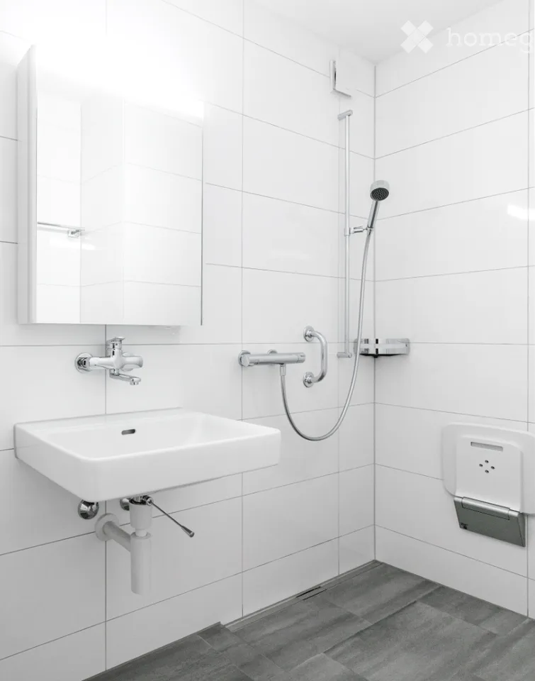 Charmant appartement pour seniors avec balcon sur Zollikerberg