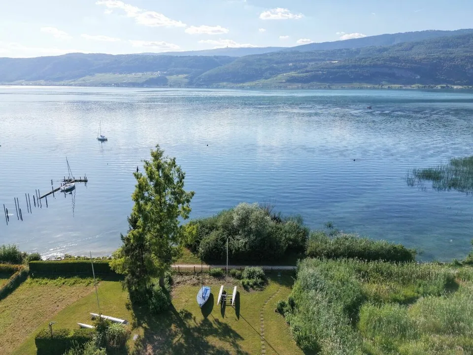 Ampio terreno edificabile sul lago di Bienne con potenziale. Prima e seconda casa possibile!