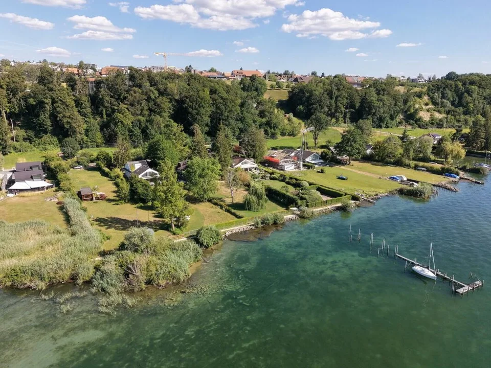 Ampio terreno edificabile sul lago di Bienne con potenziale. Prima e seconda casa possibile!