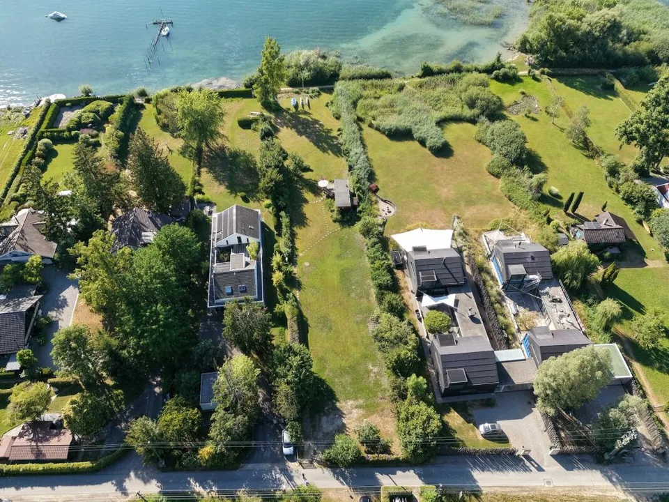 Ampio terreno edificabile sul lago di Bienne con potenziale. Prima e seconda casa possibile!