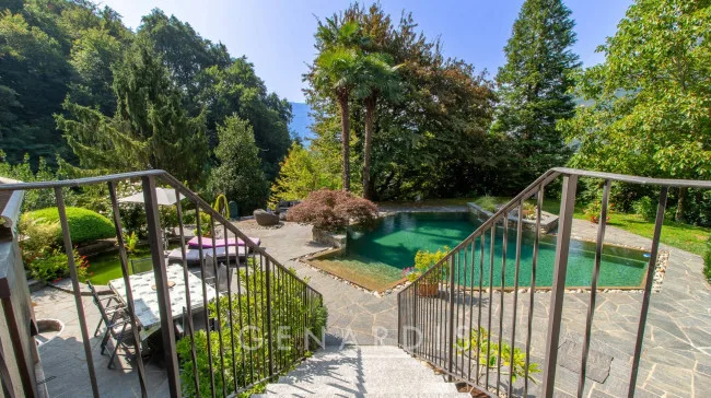 Rara opportunità - Villa uni-bifamiliare con piscina, terreno e privacy