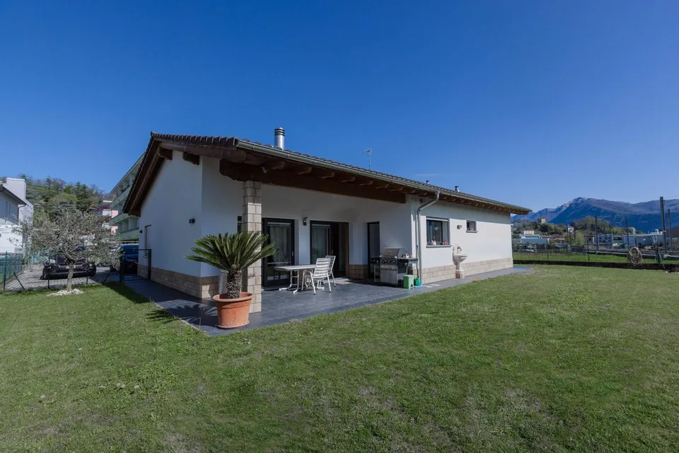 Wunderschöne Villa 6.5 auf einer Ebene mit Garten in Stabio