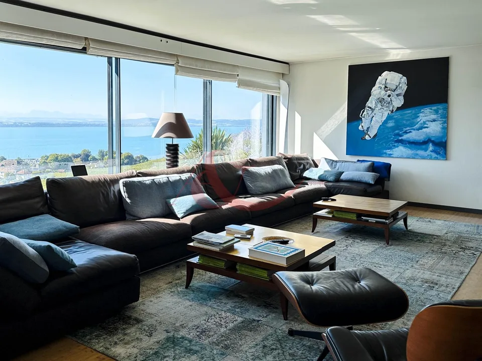 Villa d'exception avec piscine intérieure et vue à couper le souffle